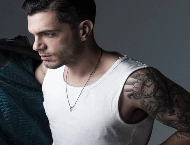 «Τα τυχερά της δουλειάς»: Θαυμάστριες πετάνε τα σουτιέν τους στον Μύρωνα Στρατή (βίντεο)